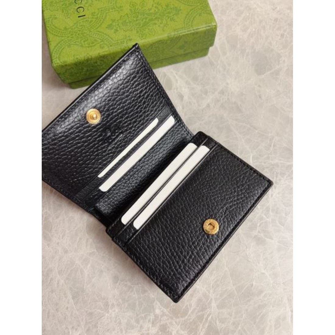 エレガントで落ち着いた GUCCI グッチ コピー 二つ折り財布 スマートな