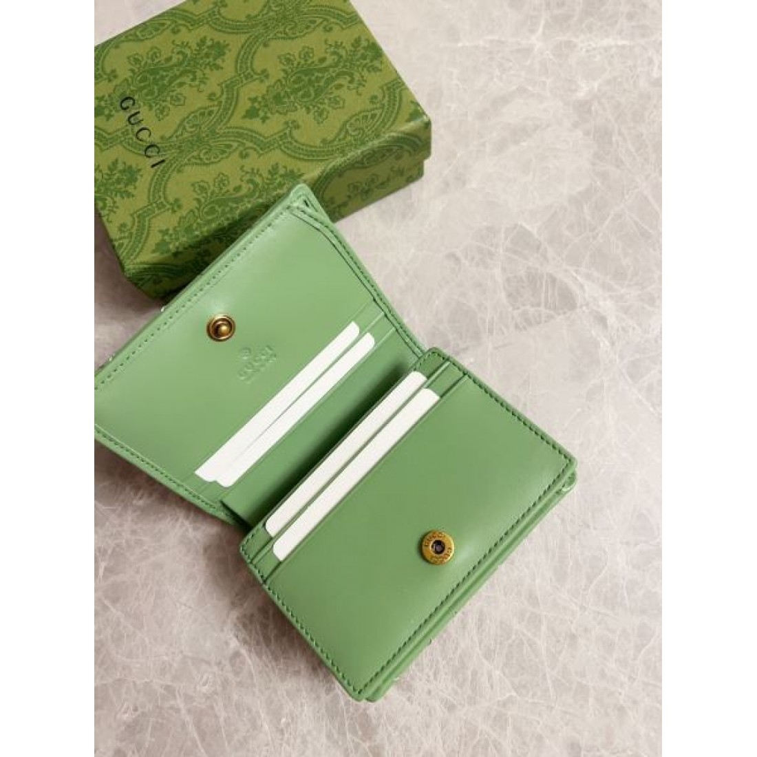 GUCCI グッチ コピー 二つ折り財布 クラシックで実用的な 高級感漂う