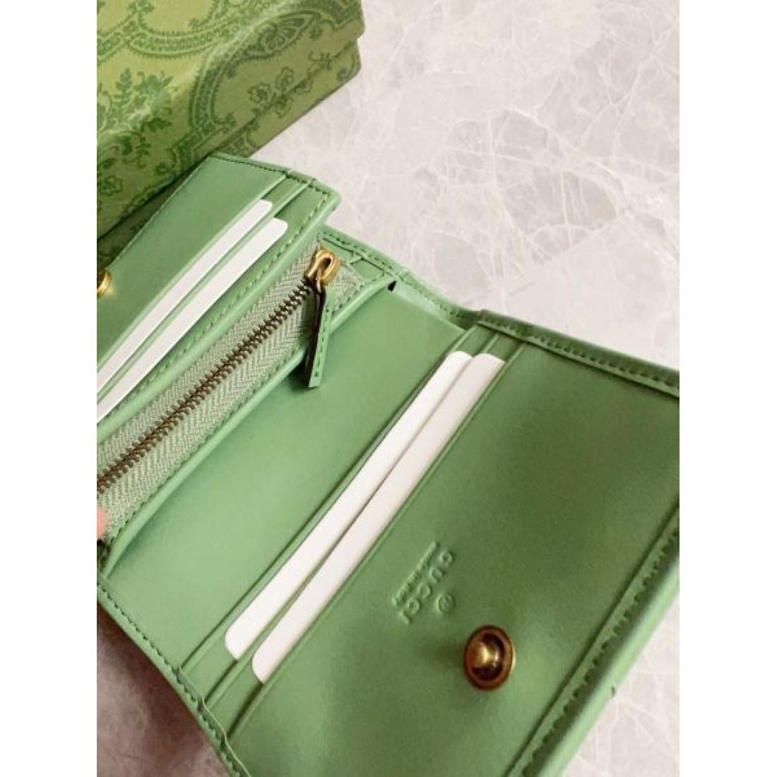 GUCCI グッチ コピー 二つ折り財布 クラシックで実用的な 高級感漂う