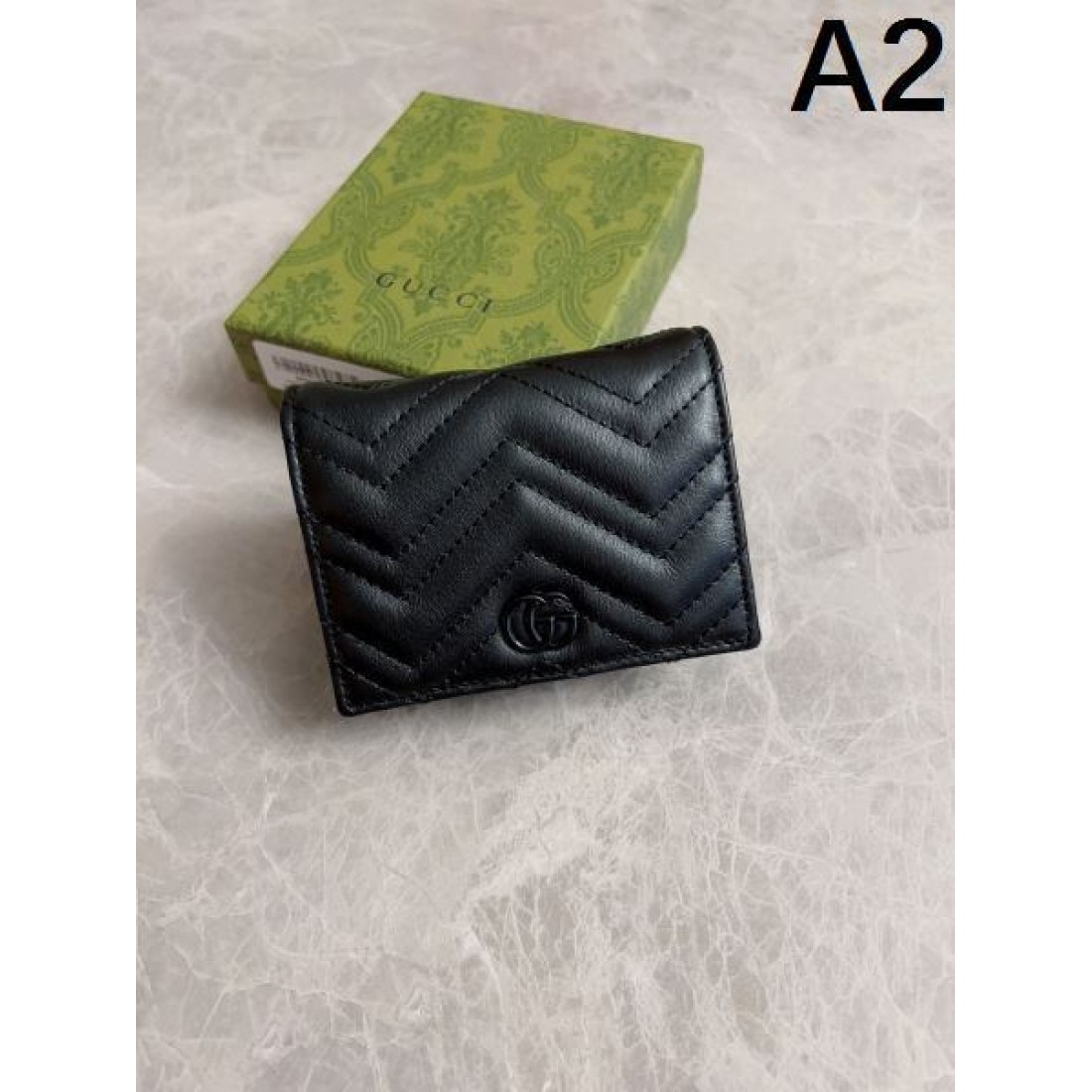 柔らかで知的な雰囲気の グッチ コピー 二つ折り財布 GUCCI