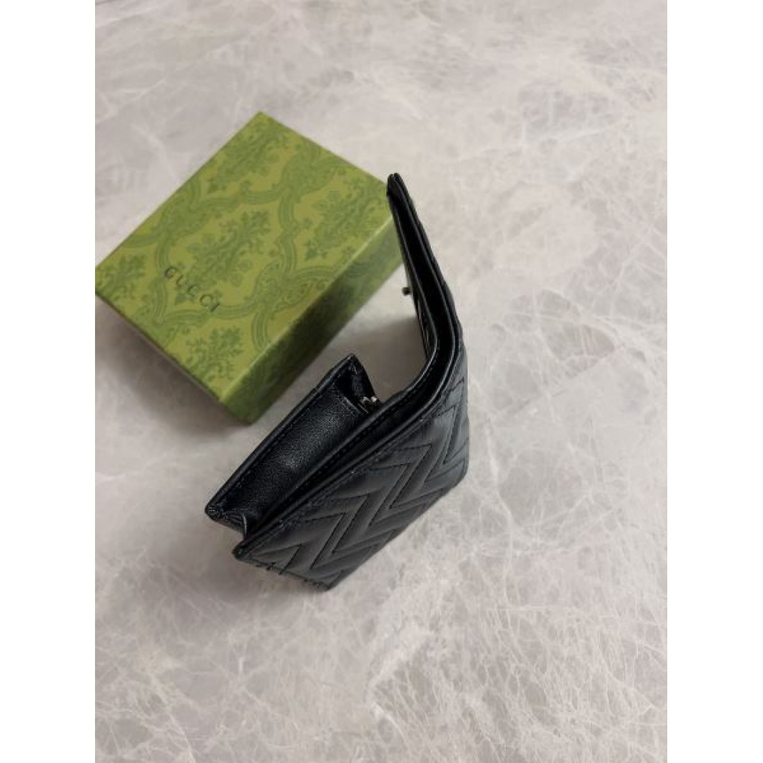 柔らかで知的な雰囲気の グッチ コピー 二つ折り財布 GUCCI