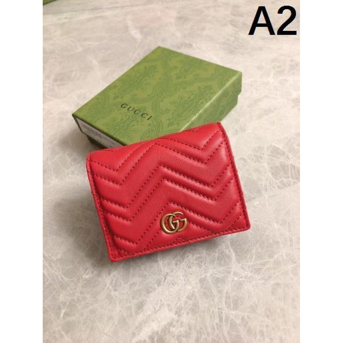 スタイリッシュで上品な GUCCI グッチ コピー 二つ折り財布 モダンな