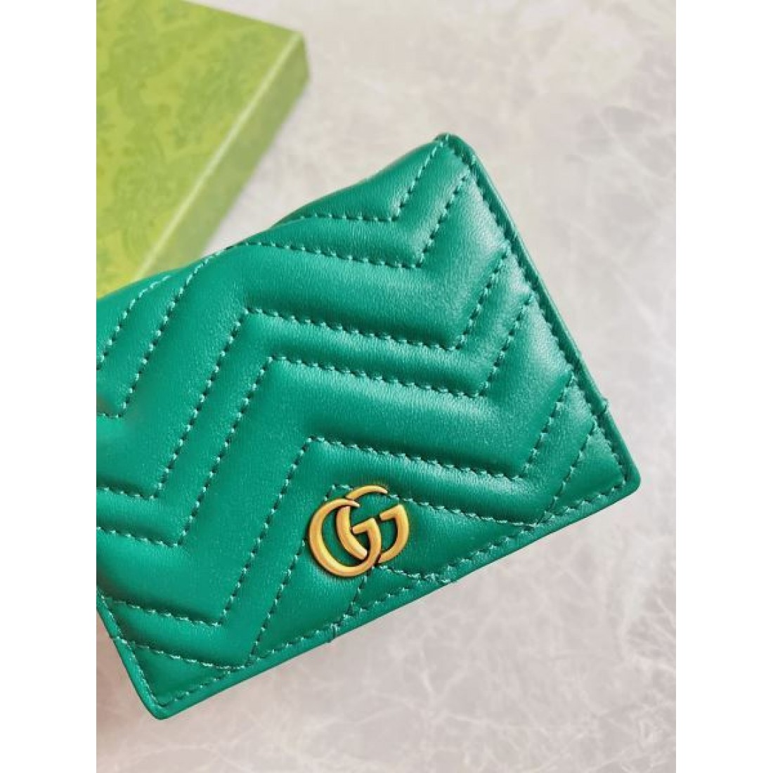 スタイリッシュで上品な GUCCI グッチ コピー 二つ折り財布 モダンな