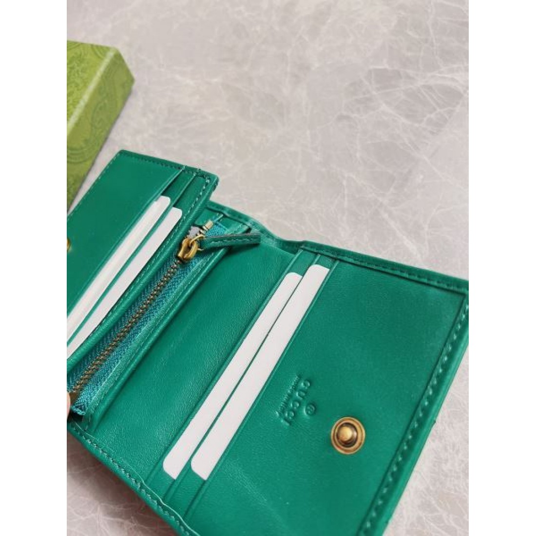 スタイリッシュで上品な GUCCI グッチ コピー 二つ折り財布 モダンな