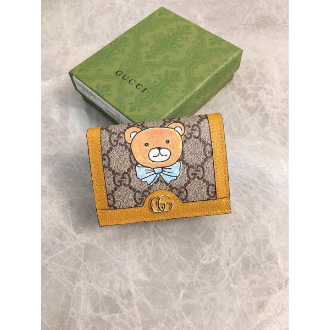 GUCCI グッチ コピー 二つ折り財布 ミニマルで都会的な 洗練された印象
