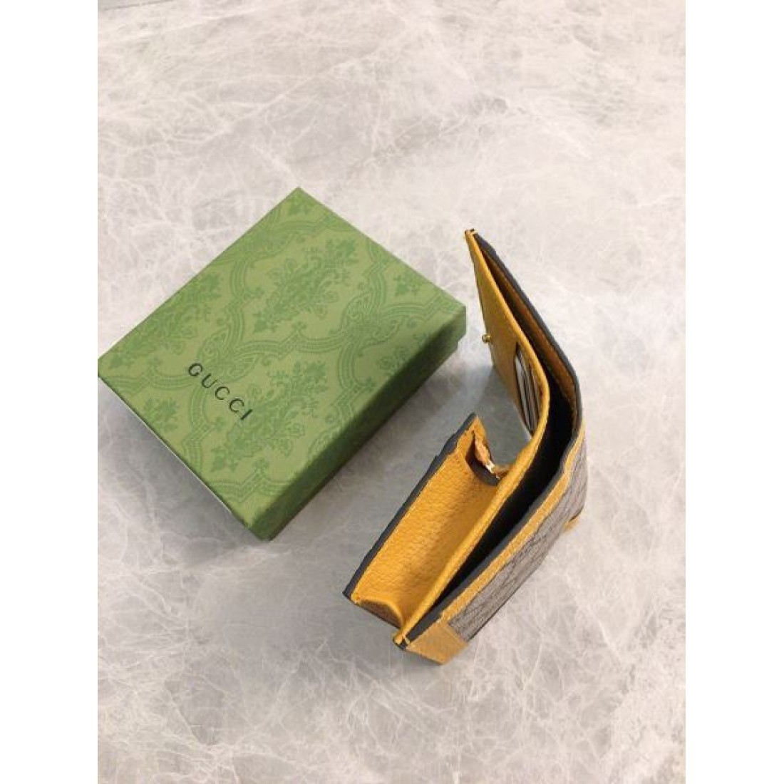 GUCCI グッチ コピー 二つ折り財布 ミニマルで都会的な 洗練された印象