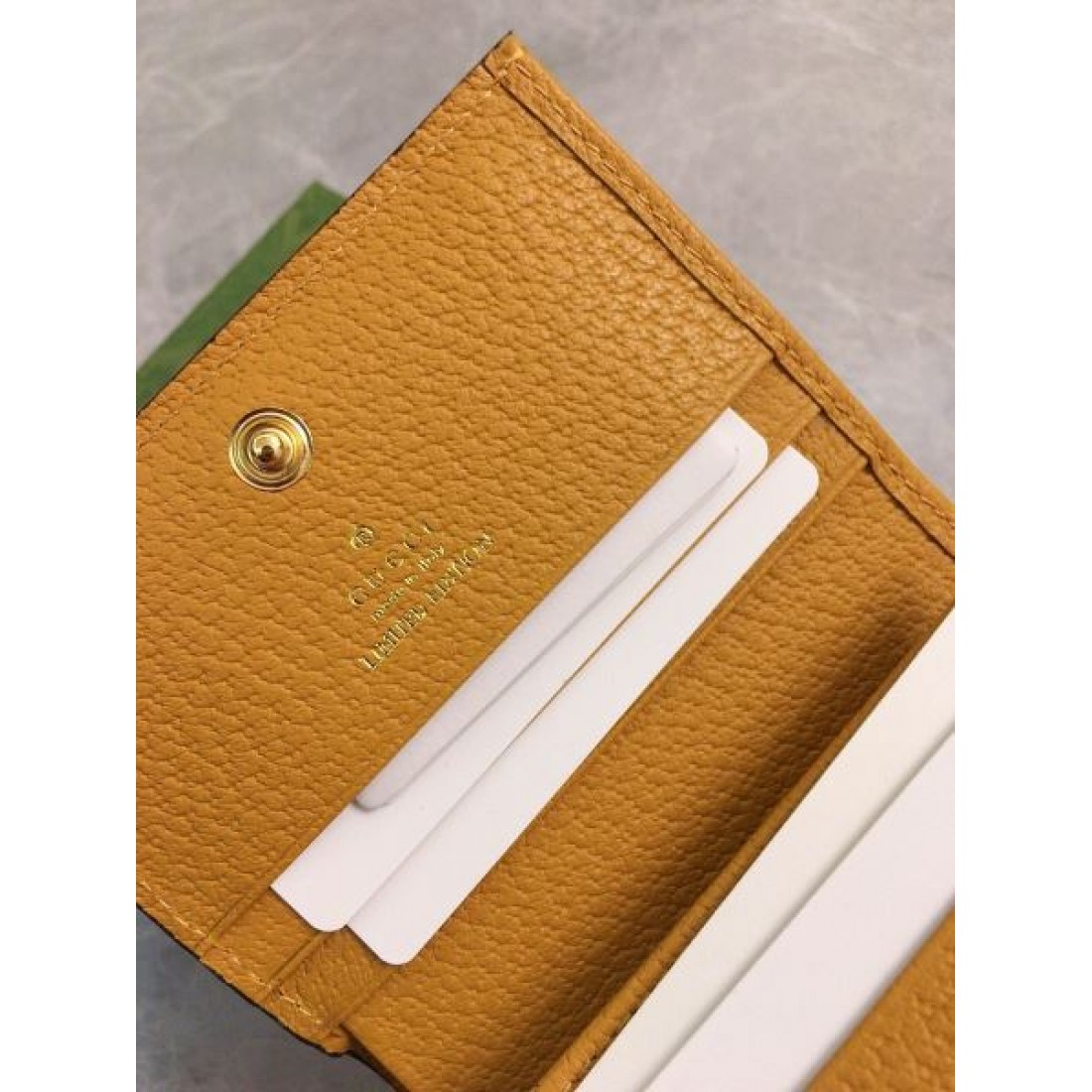 GUCCI グッチ コピー 二つ折り財布 ミニマルで都会的な 洗練された印象