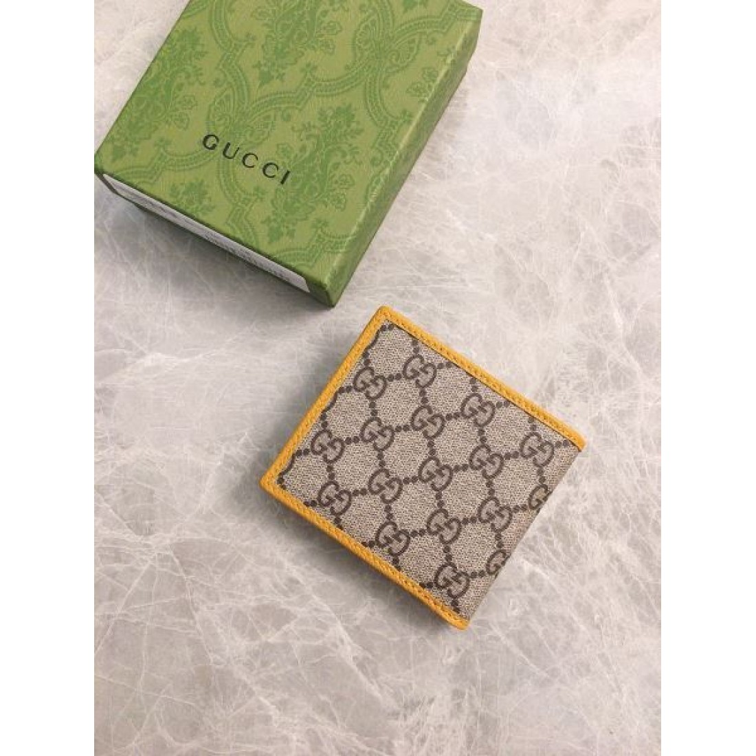 軽やかでスマートな GUCCI グッチ コピー 二つ折り財布 機能性も抜群