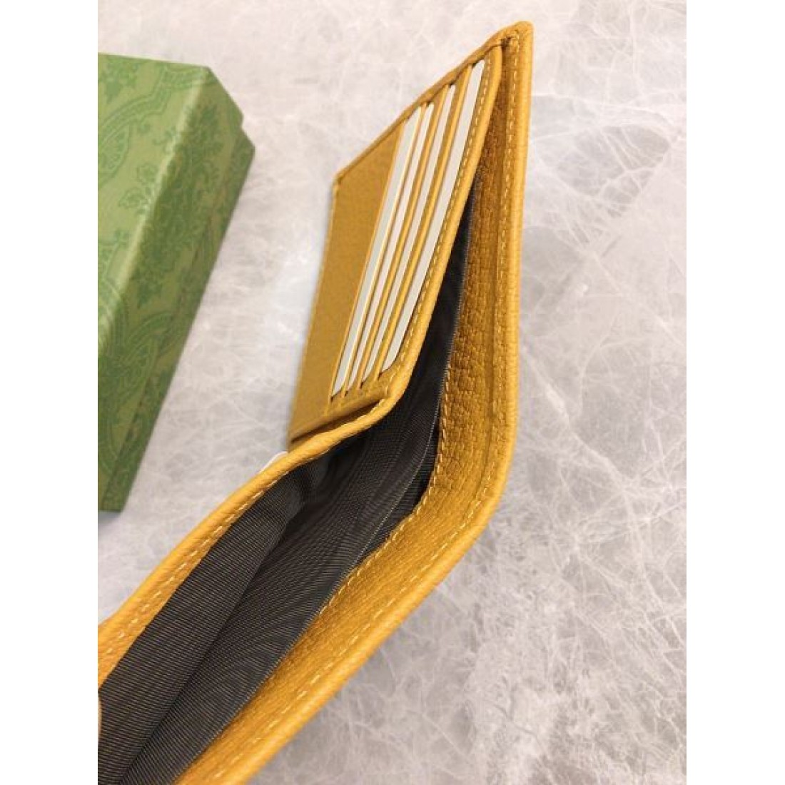 軽やかでスマートな GUCCI グッチ コピー 二つ折り財布 機能性も抜群