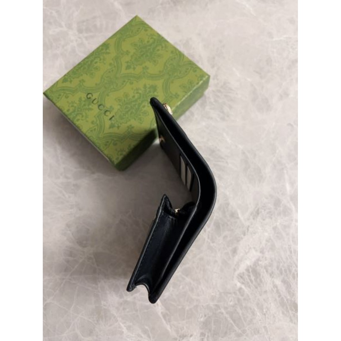 GUCCI グッチ コピー 二つ折り財布 洗練された質感と大人っぽい落ち着き