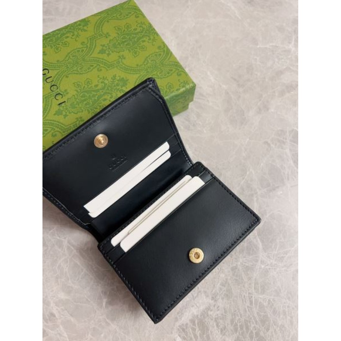GUCCI グッチ コピー 二つ折り財布 洗練された質感と大人っぽい落ち着き