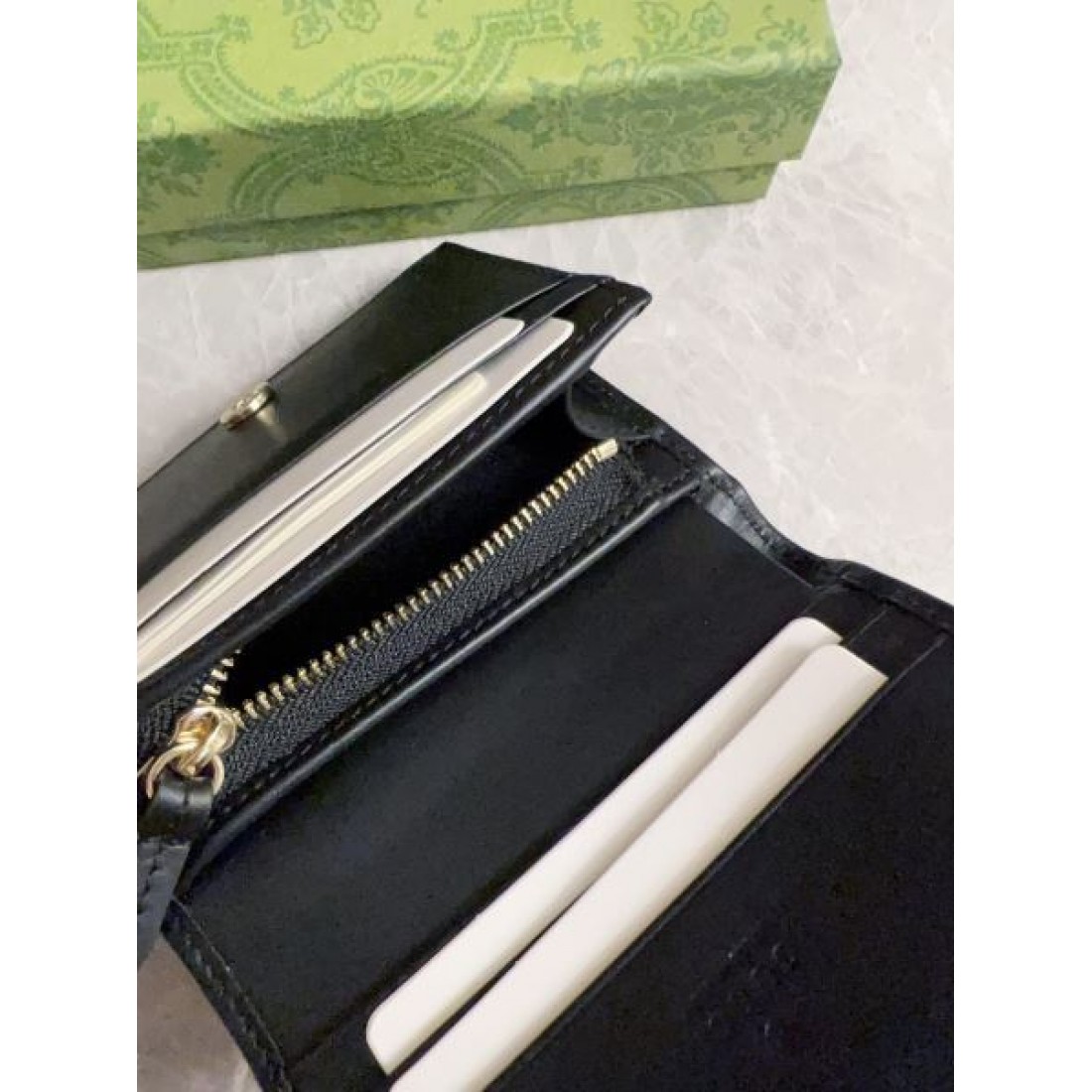 GUCCI グッチ コピー 二つ折り財布 洗練された質感と大人っぽい落ち着き