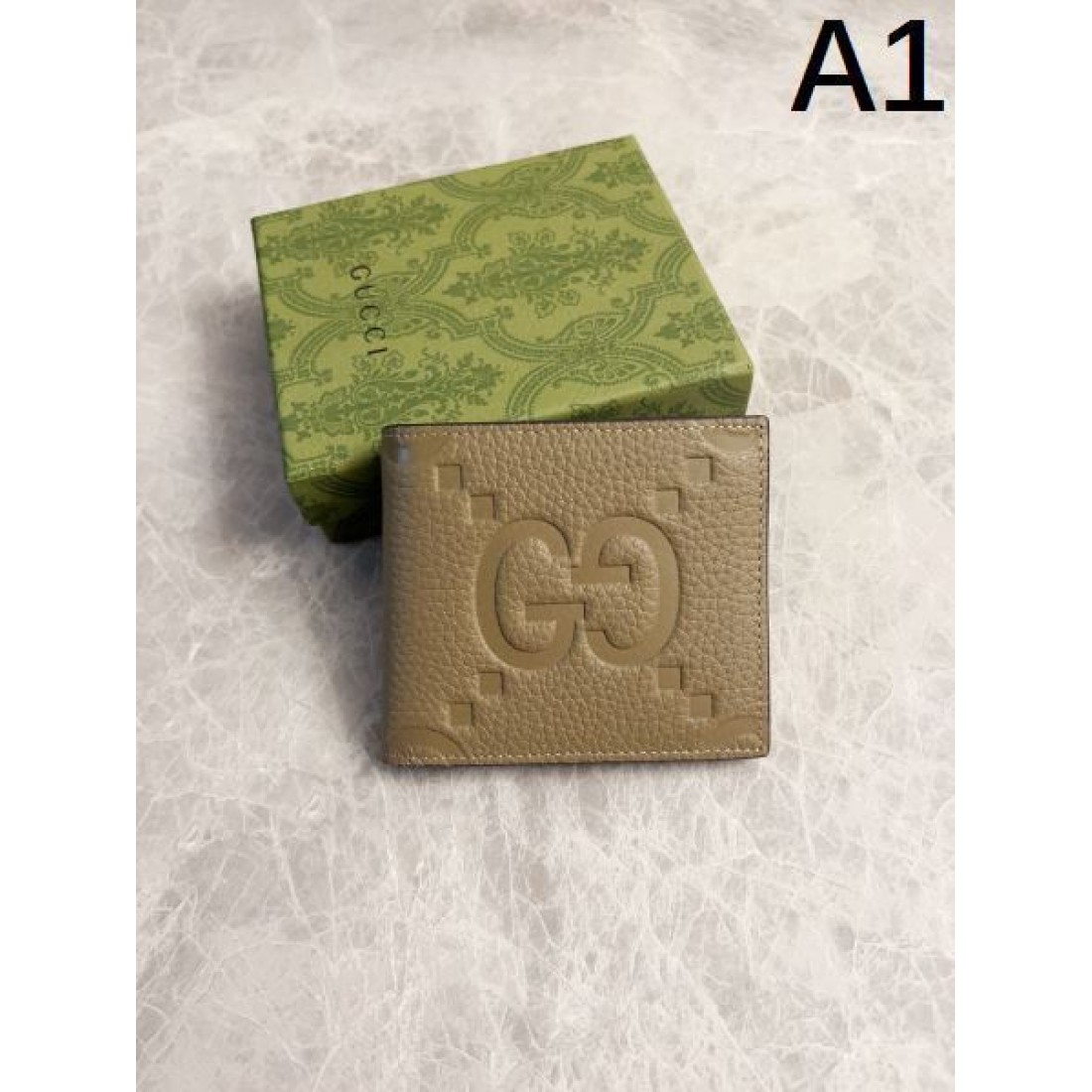 GUCCI グッチ コピー 二つ折り財布 モダンでコンパクトな 洗練された雰囲気
