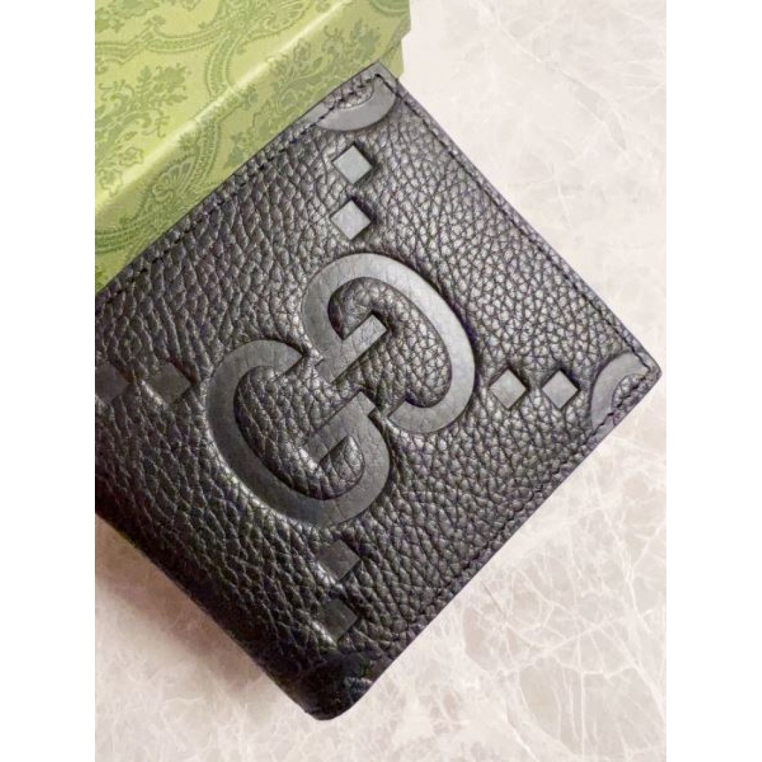 GUCCI グッチ コピー 二つ折り財布 モダンでコンパクトな 洗練された雰囲気