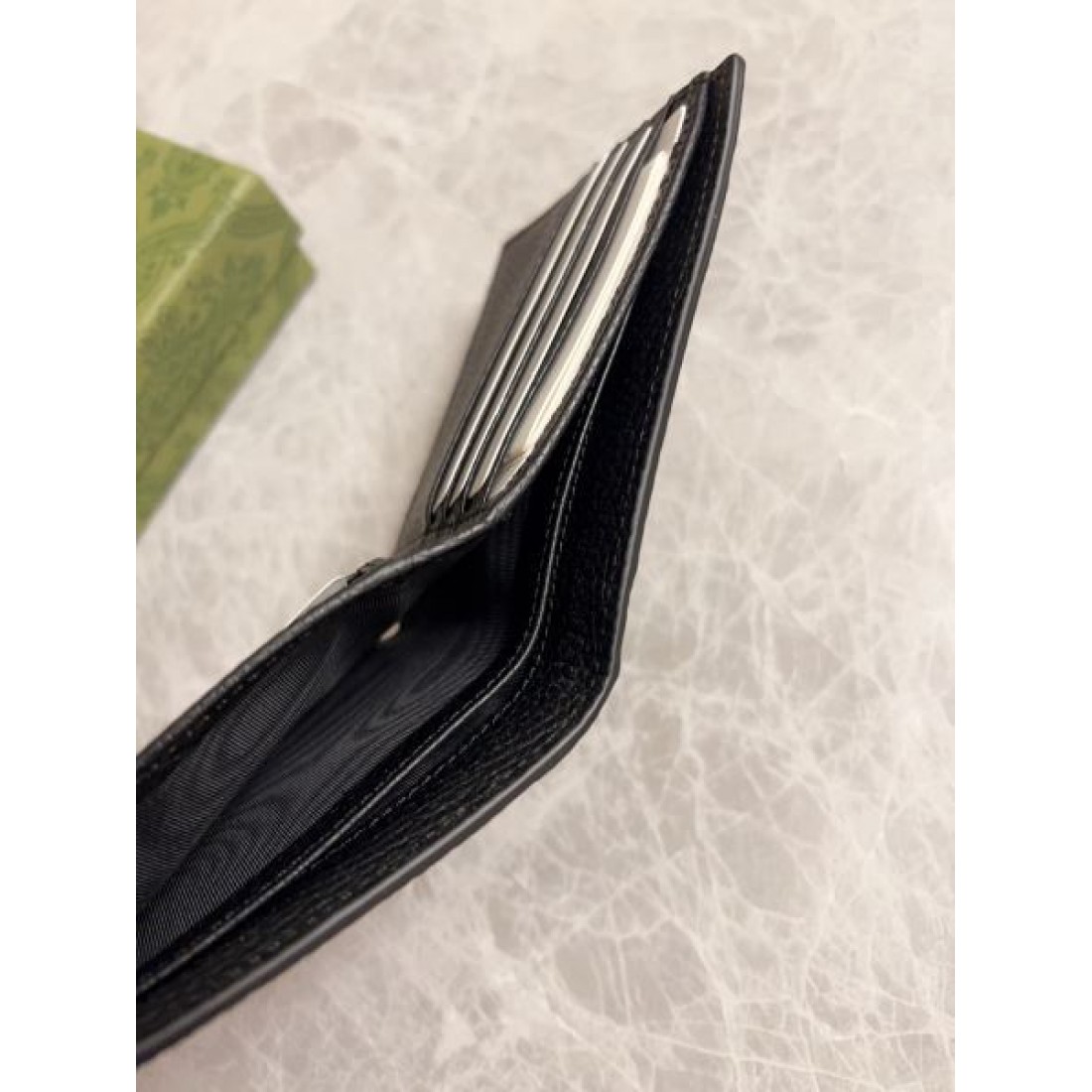 GUCCI グッチ コピー 二つ折り財布 モダンでコンパクトな 洗練された雰囲気