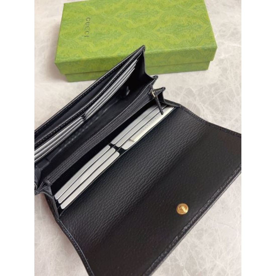 スタイリッシュで実用的な GUCCI グッチ コピー 長財布 高級感ある 