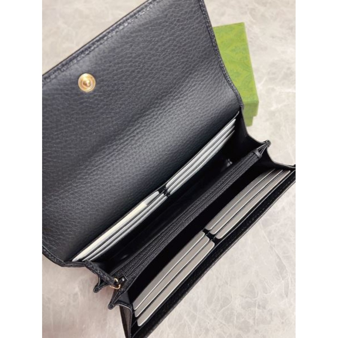 スタイリッシュで実用的な GUCCI グッチ コピー 長財布 高級感ある 