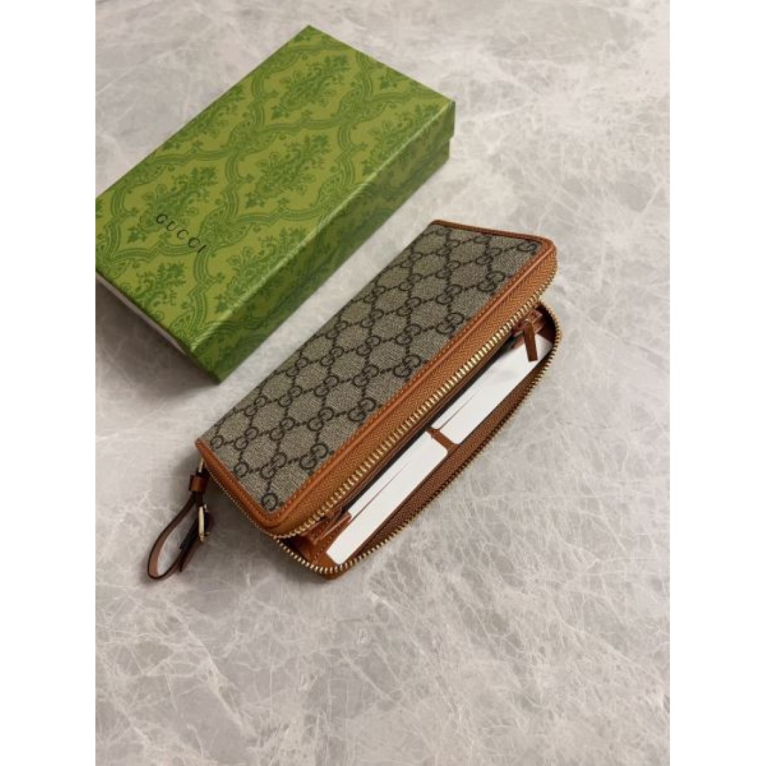 GUCCI グッチ コピー 長財布 洗練された軽やかな印象と上質な素材感