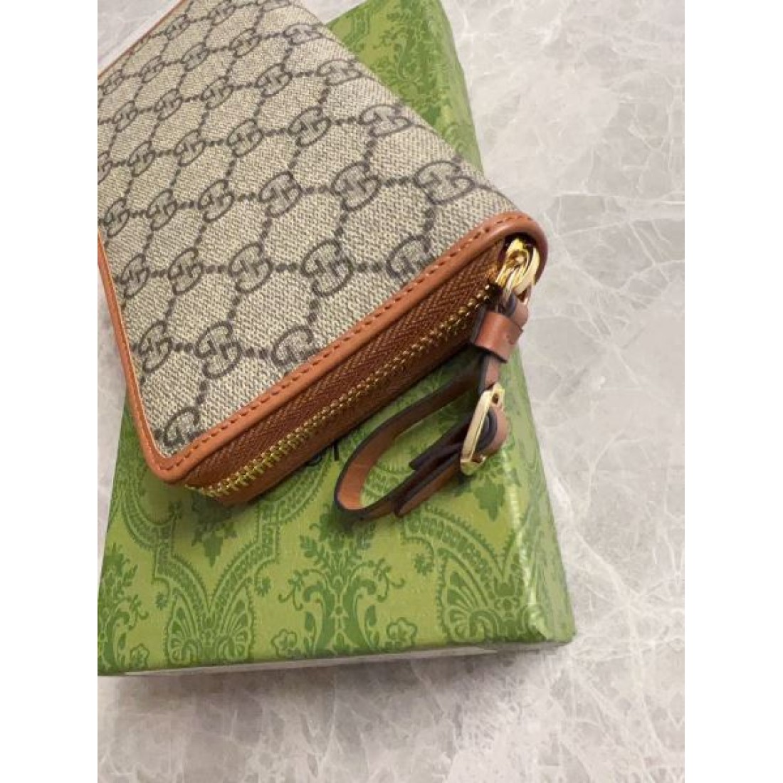 GUCCI グッチ コピー 長財布 洗練された軽やかな印象と上質な素材感