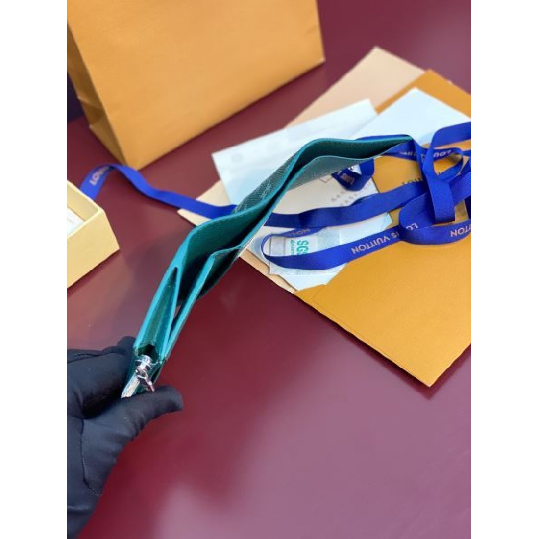 クラシックで実用的な GUCCI グッチ コピー 三つ折り財布 高級感漂う