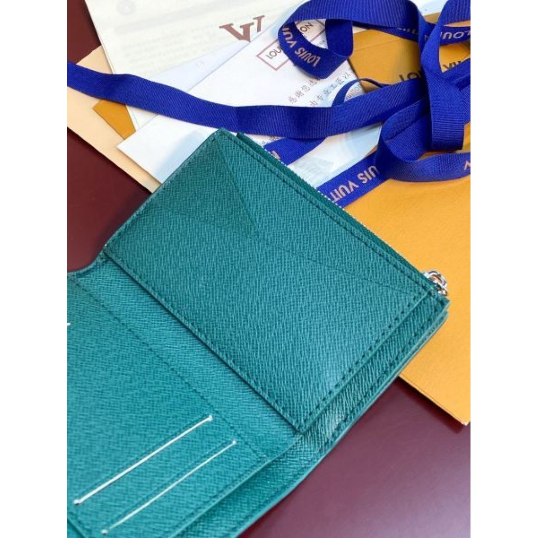 クラシックで実用的な GUCCI グッチ コピー 三つ折り財布 高級感漂う