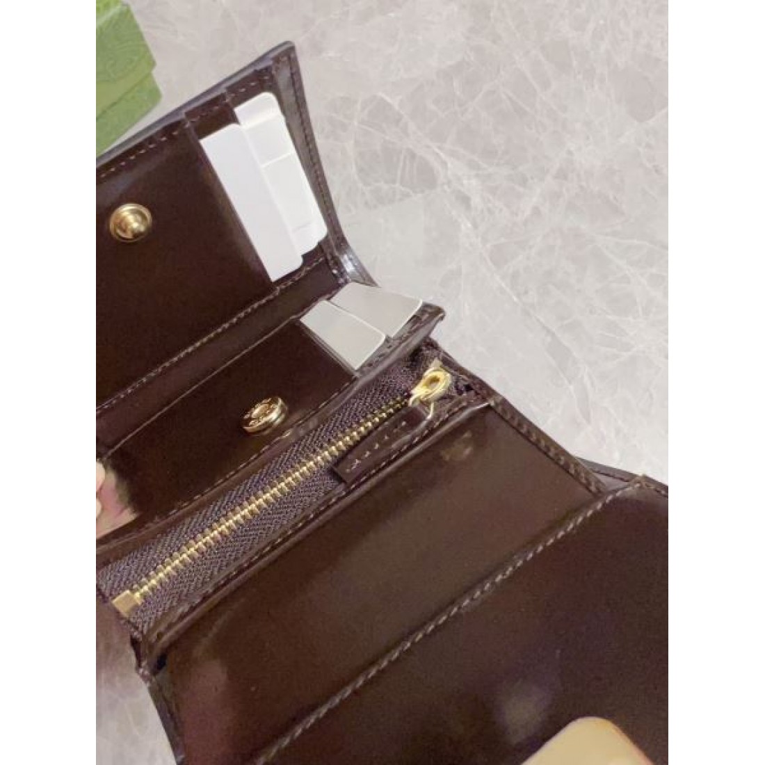 高級感と実用性を兼ね備えた GUCCI グッチ コピー 三つ折り財布 