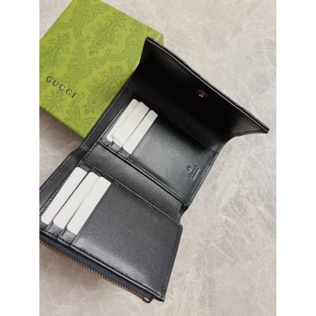 クラシックで落ち着いた GUCCI グッチ コピー 三つ折り財布
