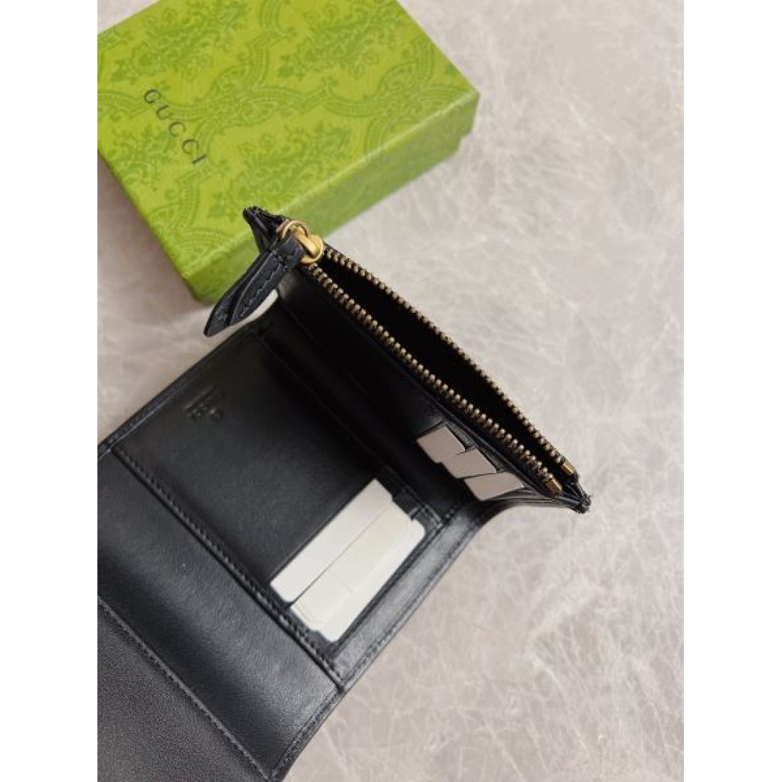 クラシックで落ち着いた GUCCI グッチ コピー 三つ折り財布