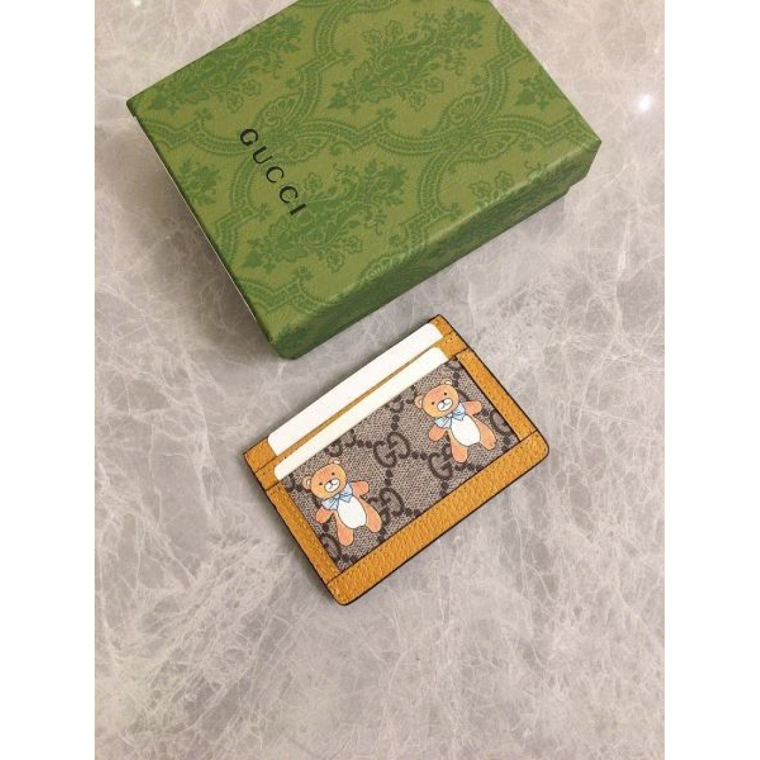 柔らかくエレガントな GUCCI グッチ コピー カードケース 控えめな魅力