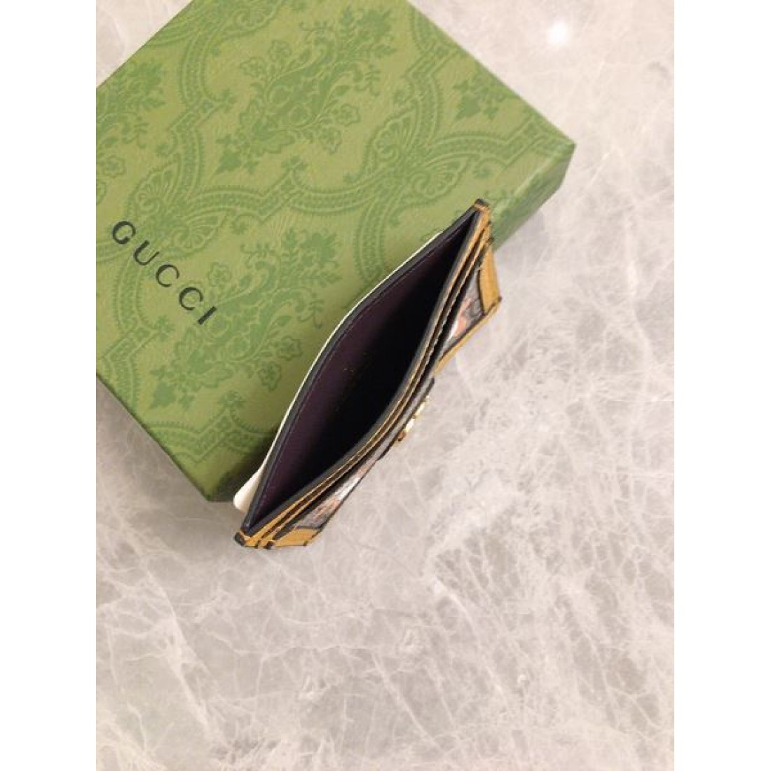 柔らかくエレガントな GUCCI グッチ コピー カードケース 控えめな魅力