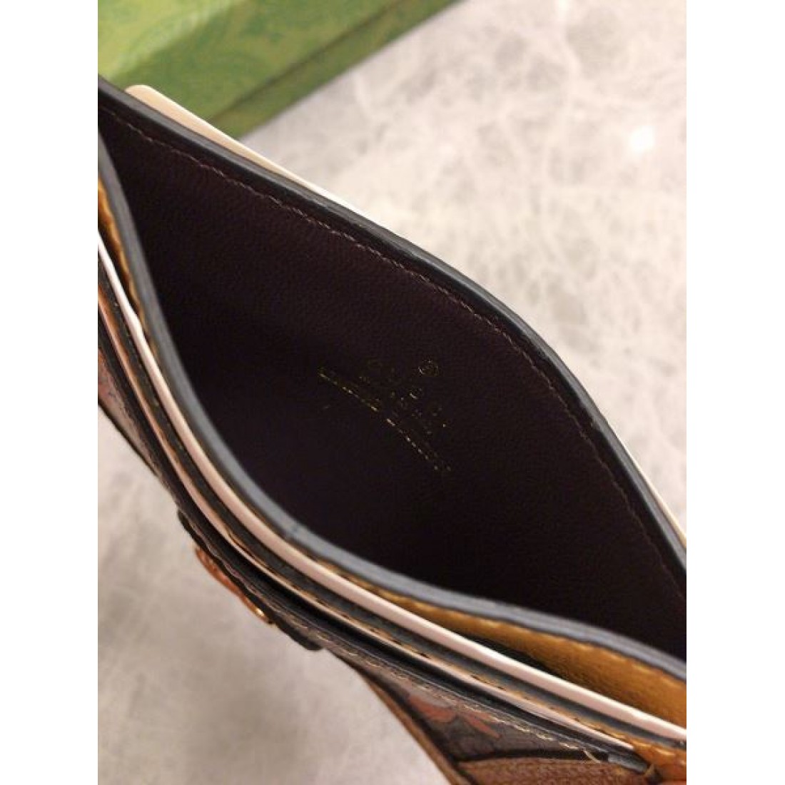 柔らかくエレガントな GUCCI グッチ コピー カードケース 控えめな魅力