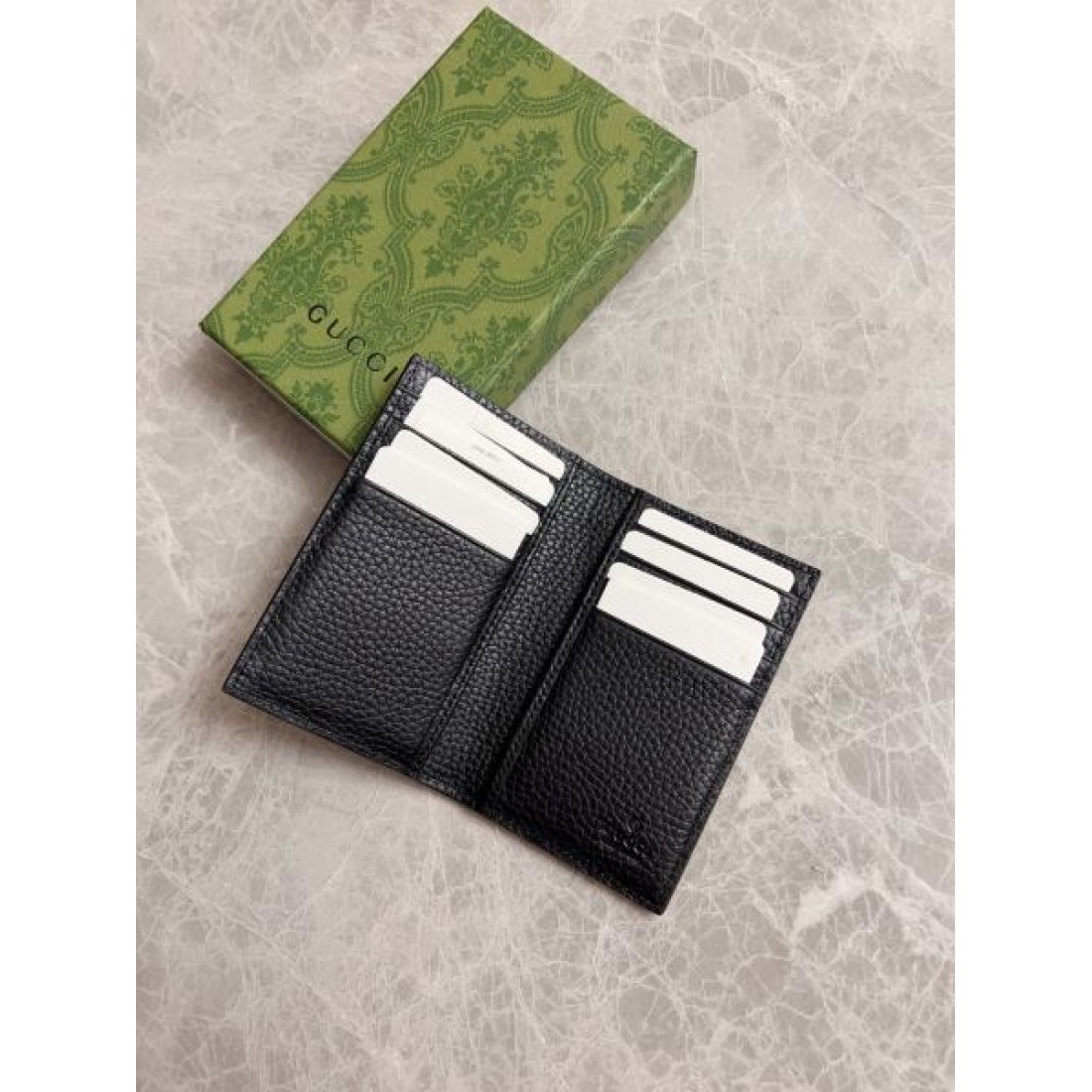コンパクトでシンプルな GUCCI グッチ コピー カードケース 洗練された