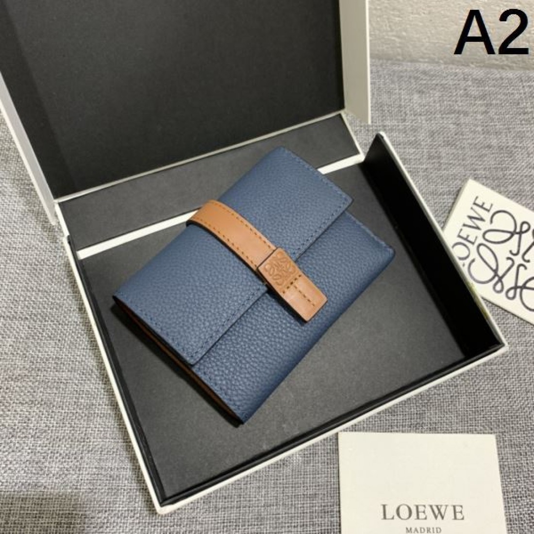 ロエベ コピー 三つ折り財布 春夏のおしゃれを楽しめる 大人可愛いで華やかな LOEWE