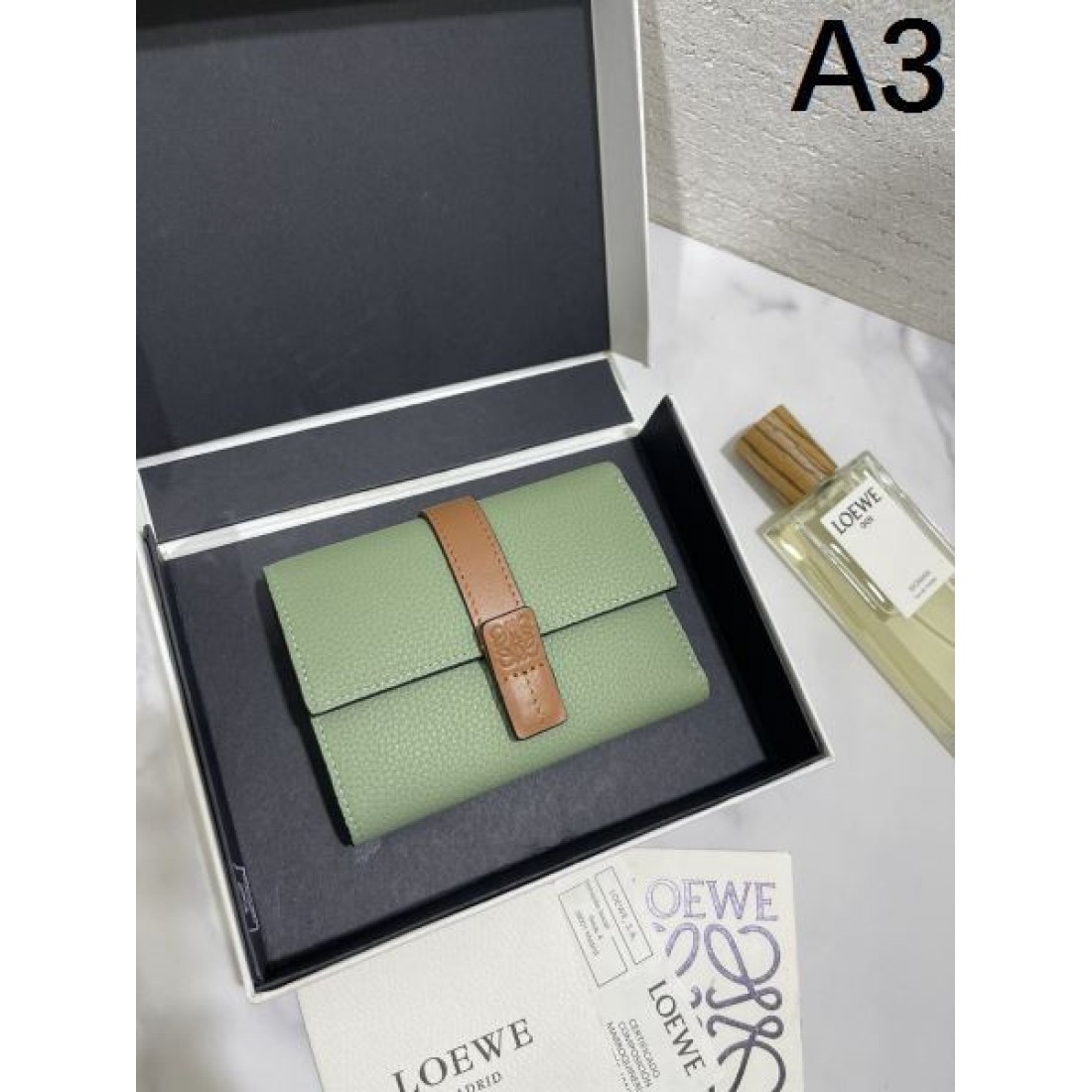 ロエベ コピー 三つ折り財布 春夏のおしゃれを楽しめる 大人可愛いで華やかな LOEWE