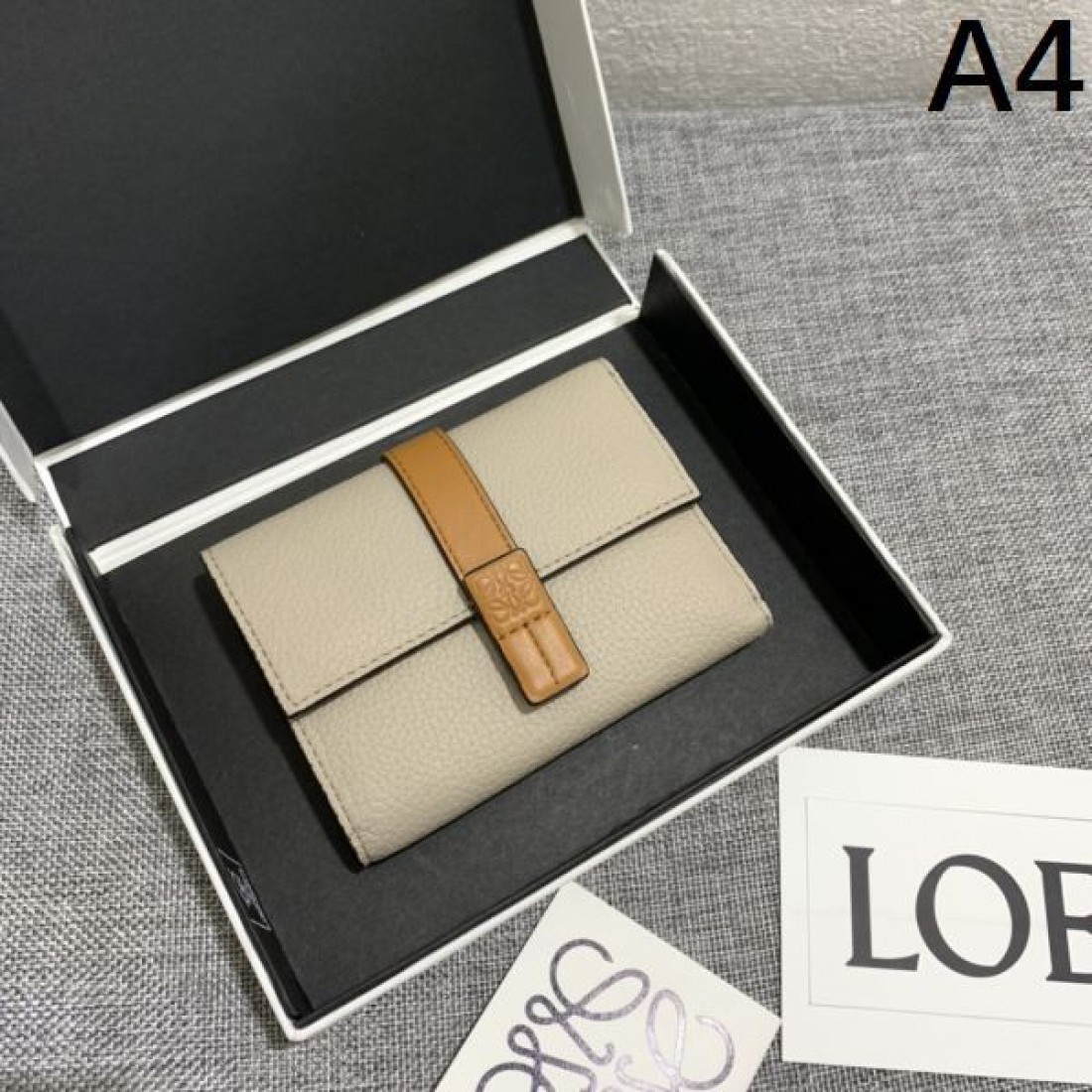 ロエベ コピー 三つ折り財布 春夏のおしゃれを楽しめる 大人可愛いで華やかな LOEWE