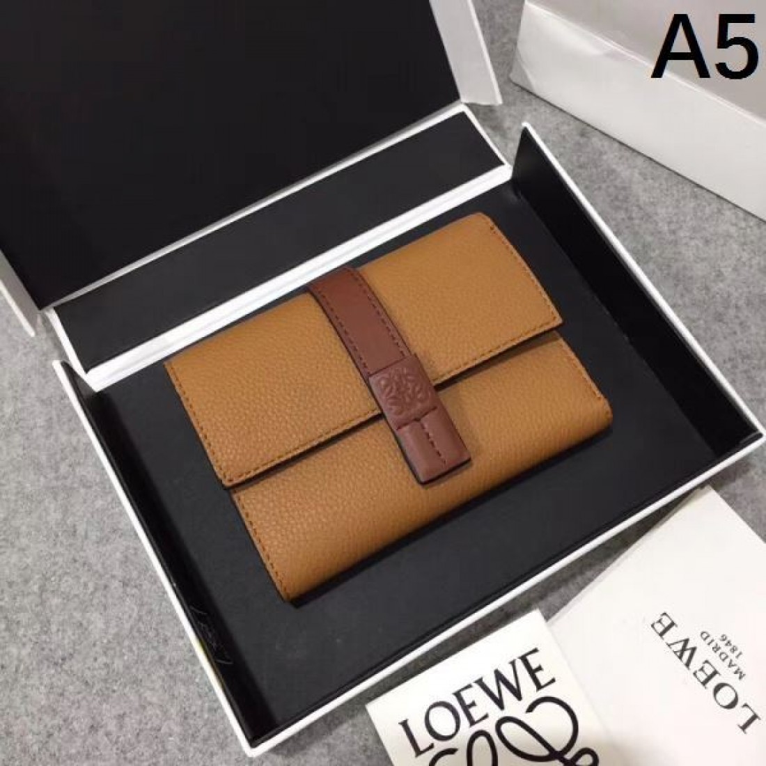 ロエベ コピー 三つ折り財布 春夏のおしゃれを楽しめる 大人可愛いで華やかな LOEWE
