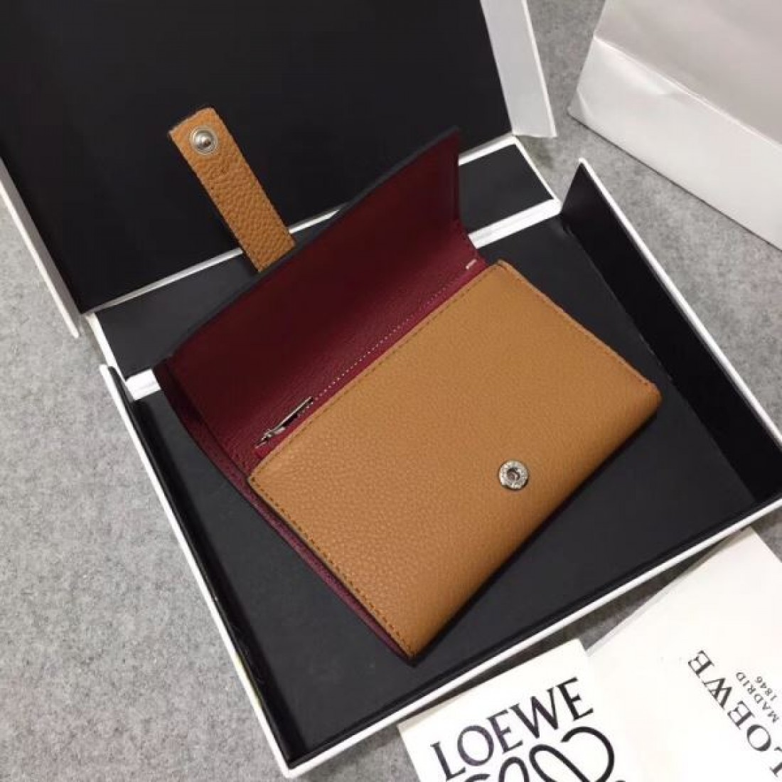 ロエベ コピー 三つ折り財布 春夏のおしゃれを楽しめる 大人可愛いで華やかな LOEWE