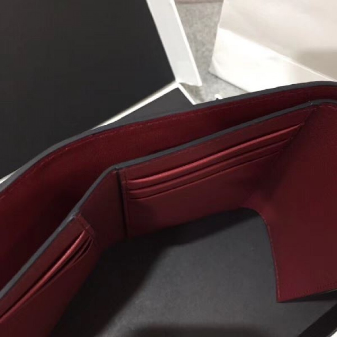 ロエベ コピー 三つ折り財布 春夏のおしゃれを楽しめる 大人可愛いで華やかな LOEWE