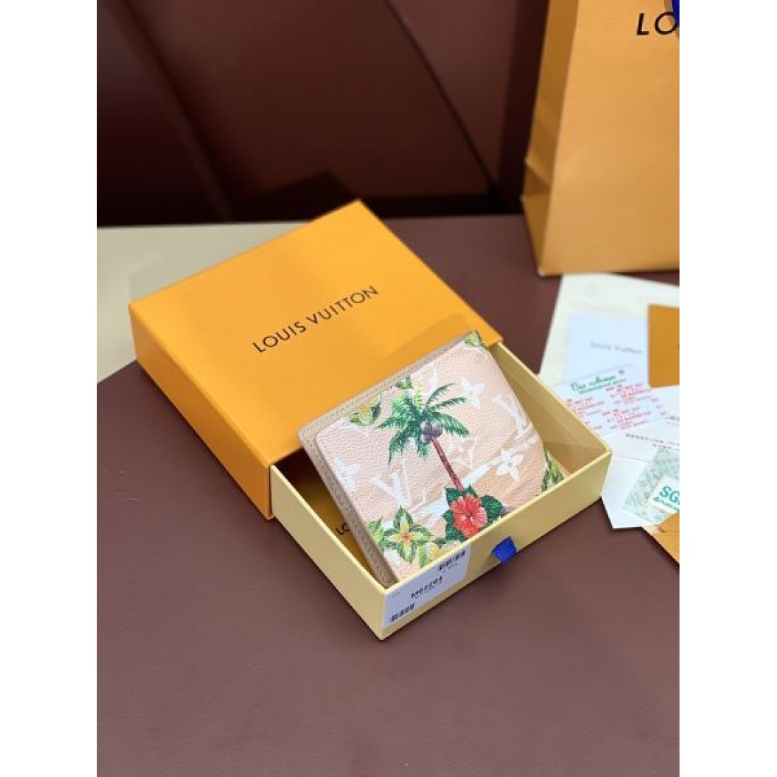 スタイリッシュで実用的な LOUIS VUITTON ルイヴィトン コピー 二つ折り財布 