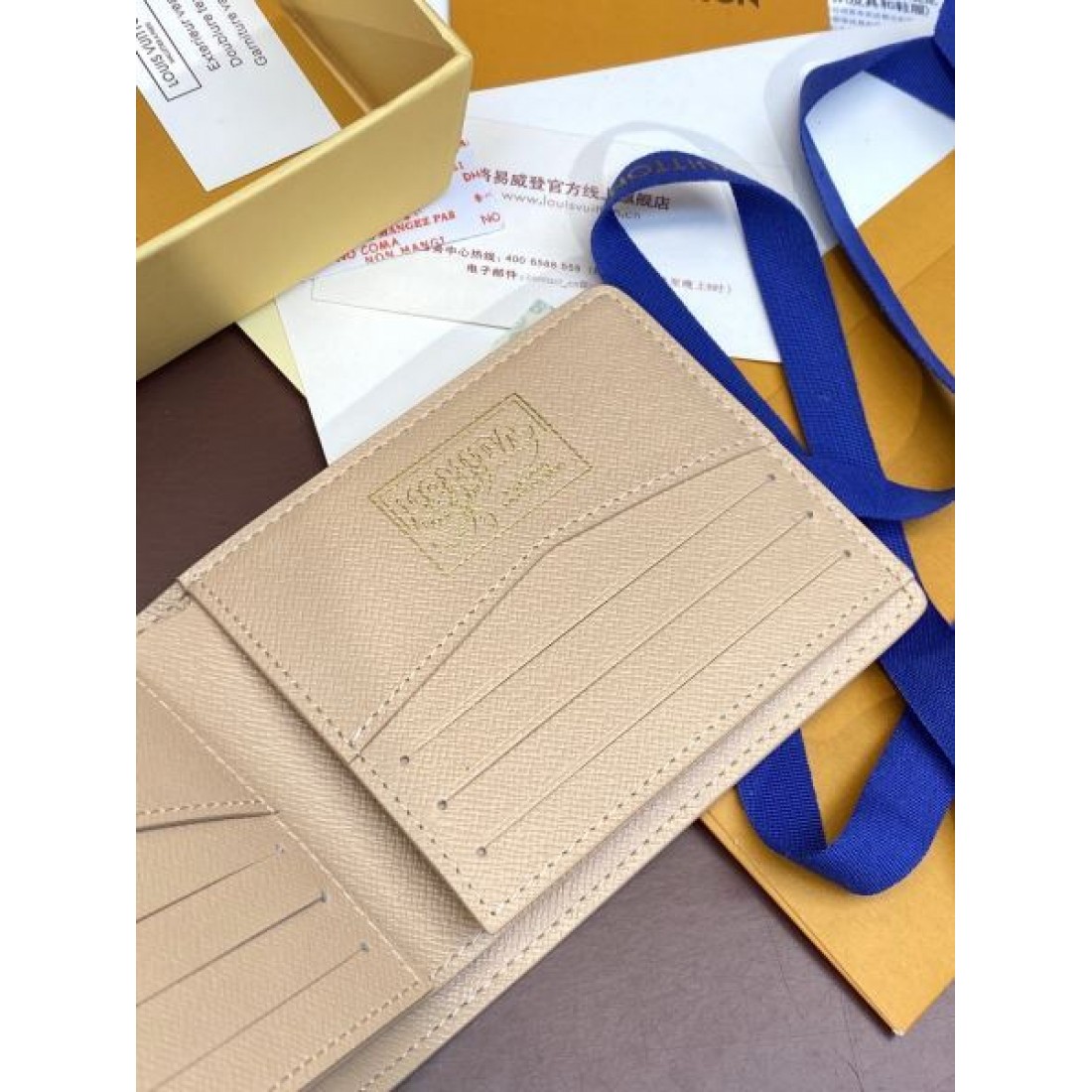 スタイリッシュで実用的な LOUIS VUITTON ルイヴィトン コピー 二つ折り財布 