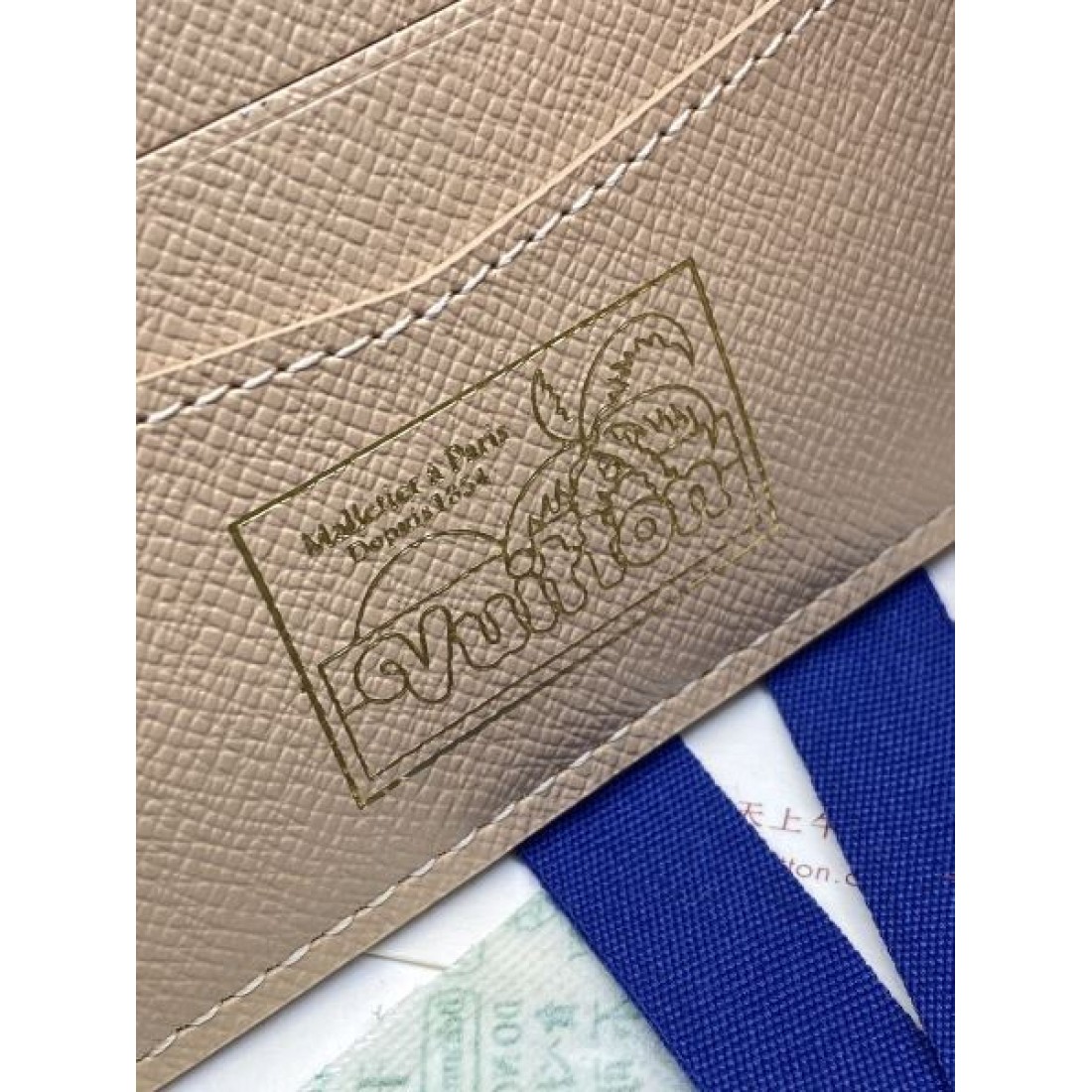 スタイリッシュで実用的な LOUIS VUITTON ルイヴィトン コピー 二つ折り財布 