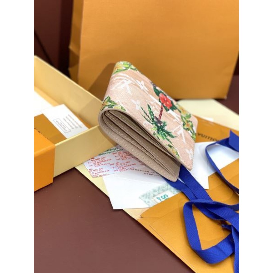 スタイリッシュで実用的な LOUIS VUITTON ルイヴィトン コピー 二つ折り財布 
