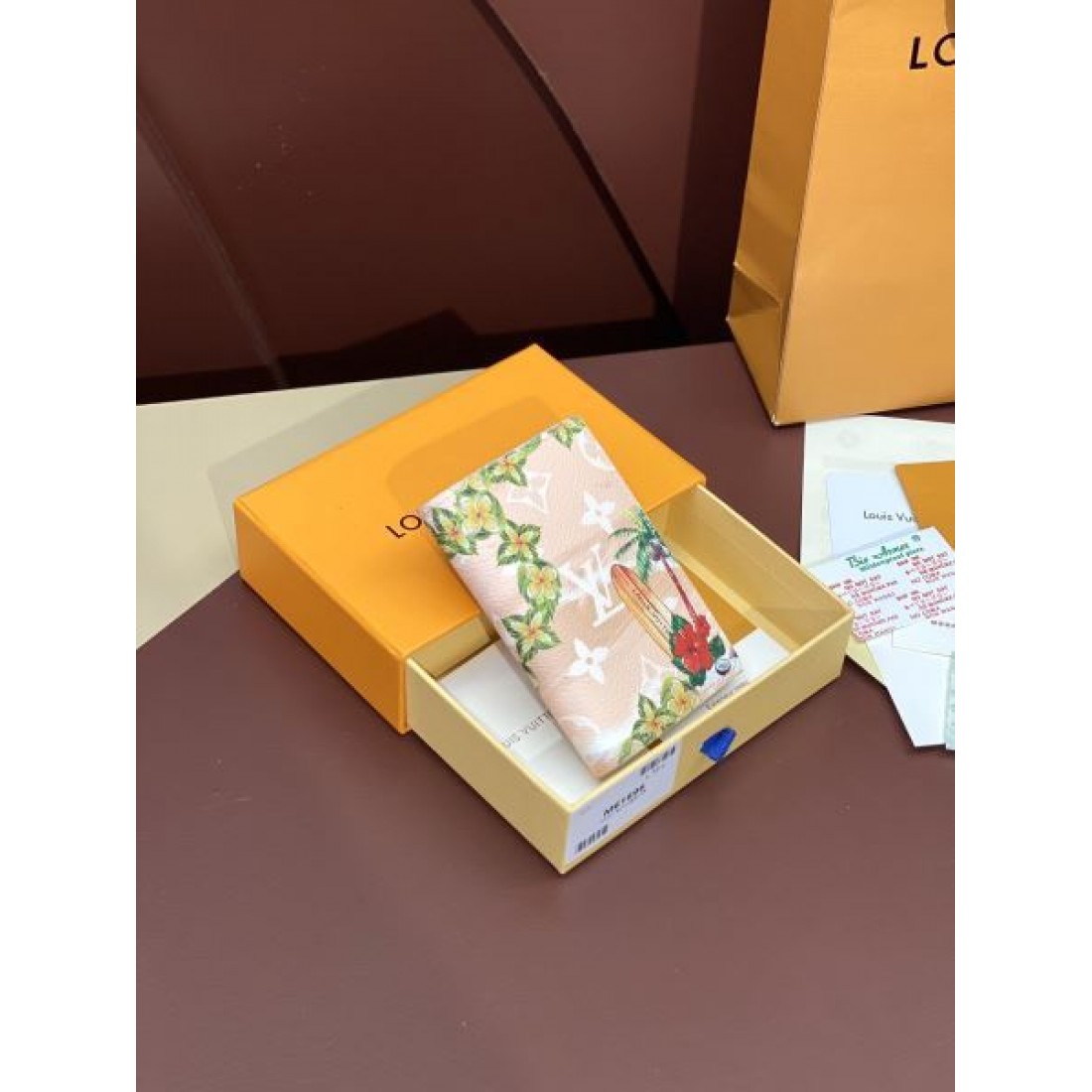 クールで洗練された印象の LOUIS VUITTON ルイヴィトン コピー カードケース