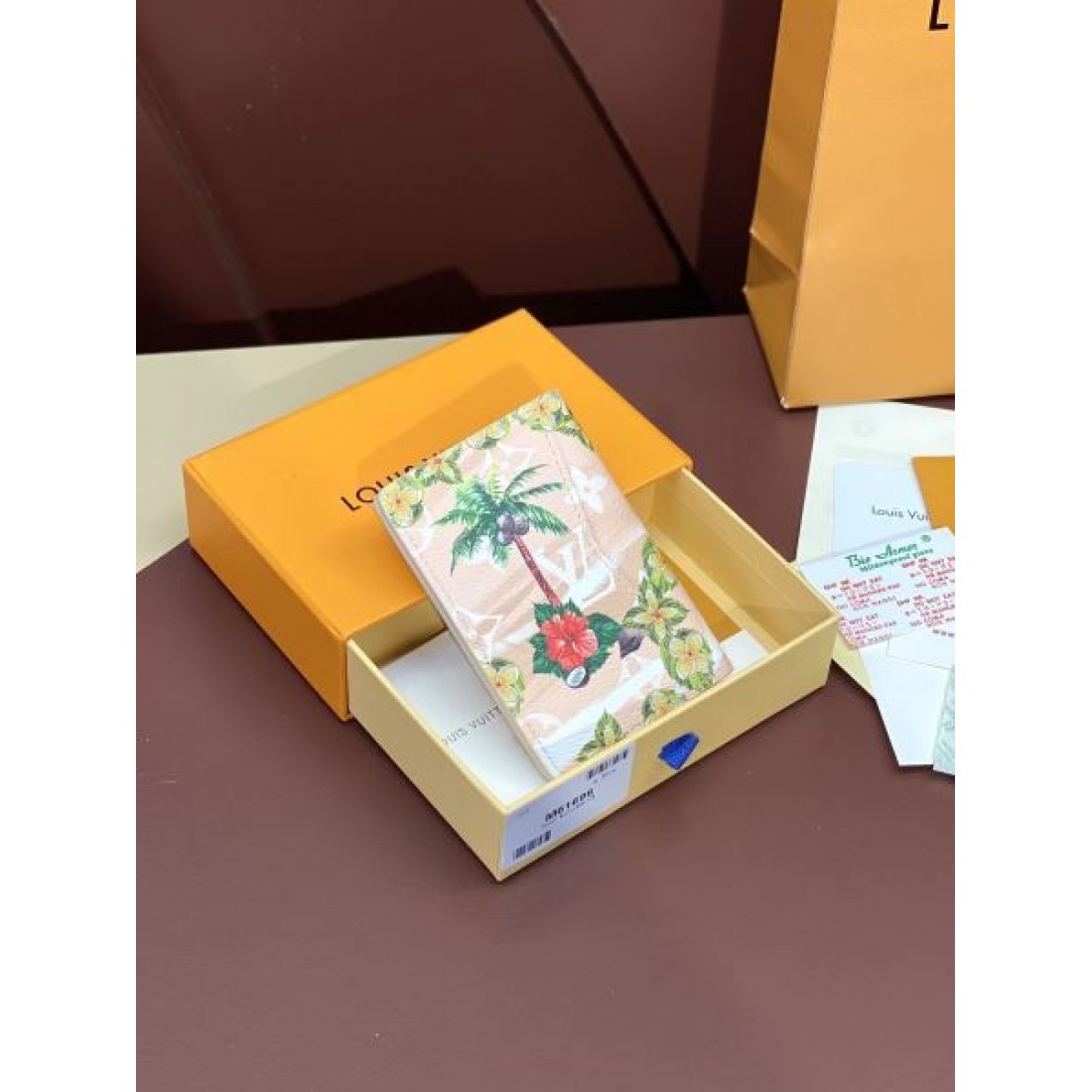 クールで洗練された印象の LOUIS VUITTON ルイヴィトン コピー カードケース