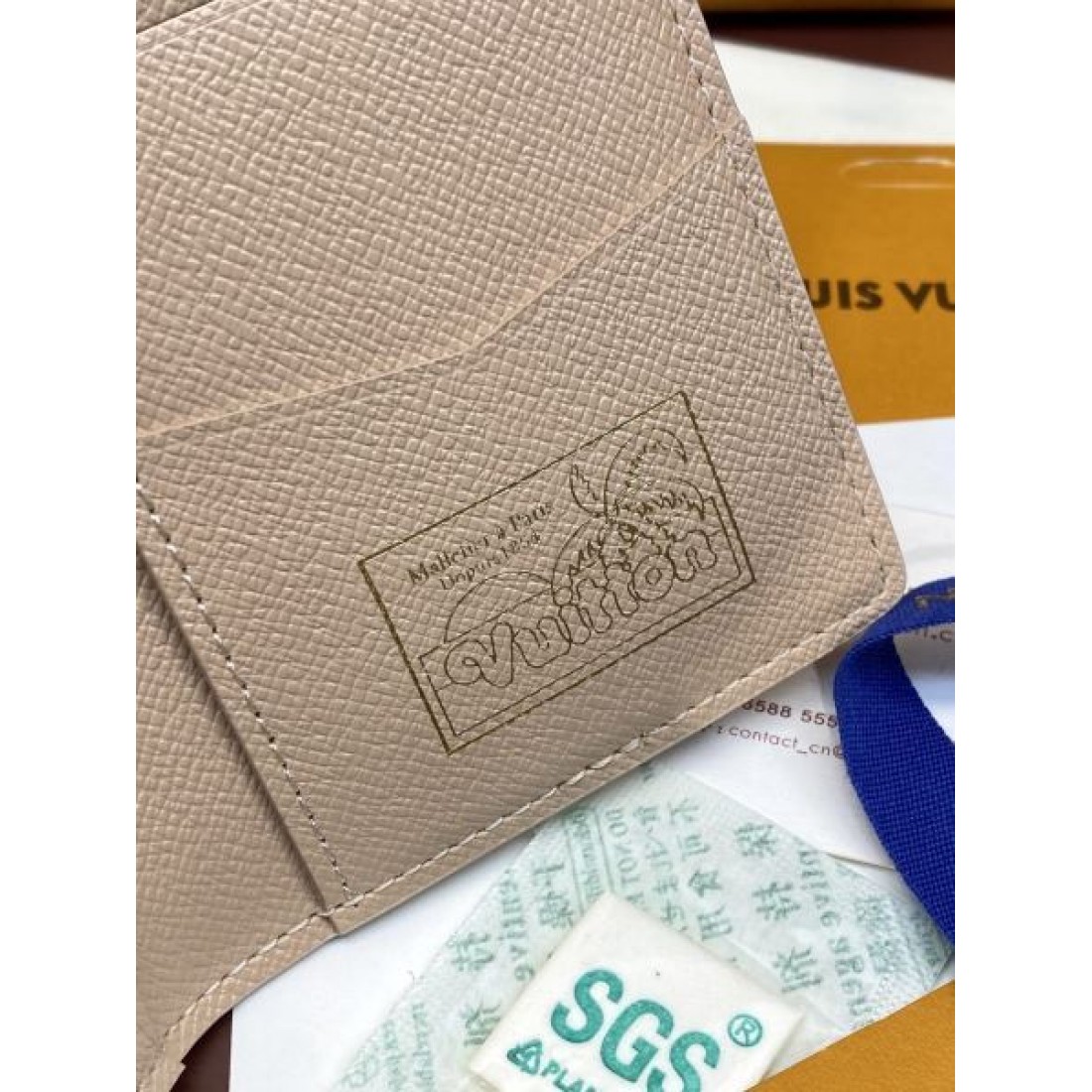 クールで洗練された印象の LOUIS VUITTON ルイヴィトン コピー カードケース