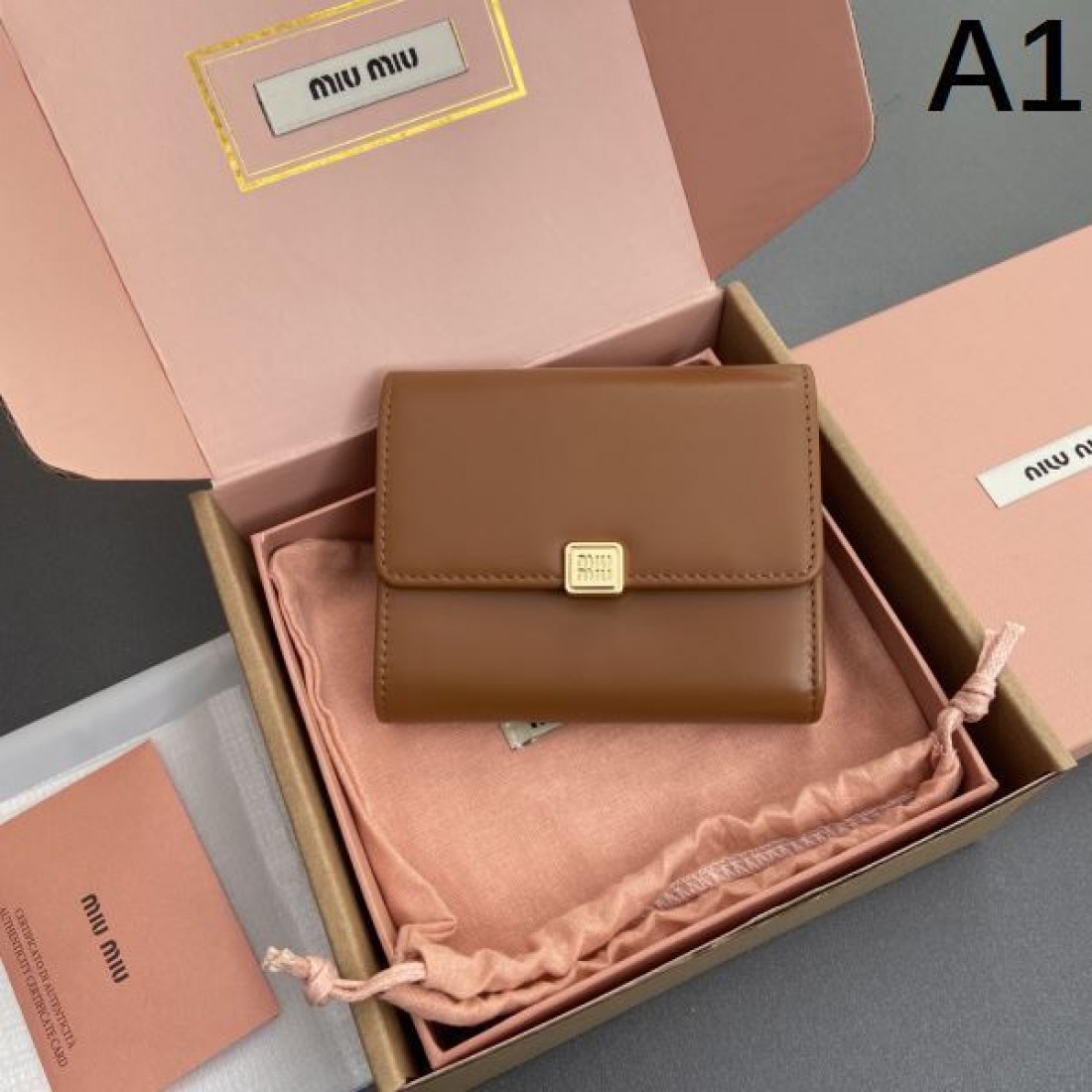 可愛らしくコンパクトな MIU MIU ミュウミュウ コピー 三つ折り財布