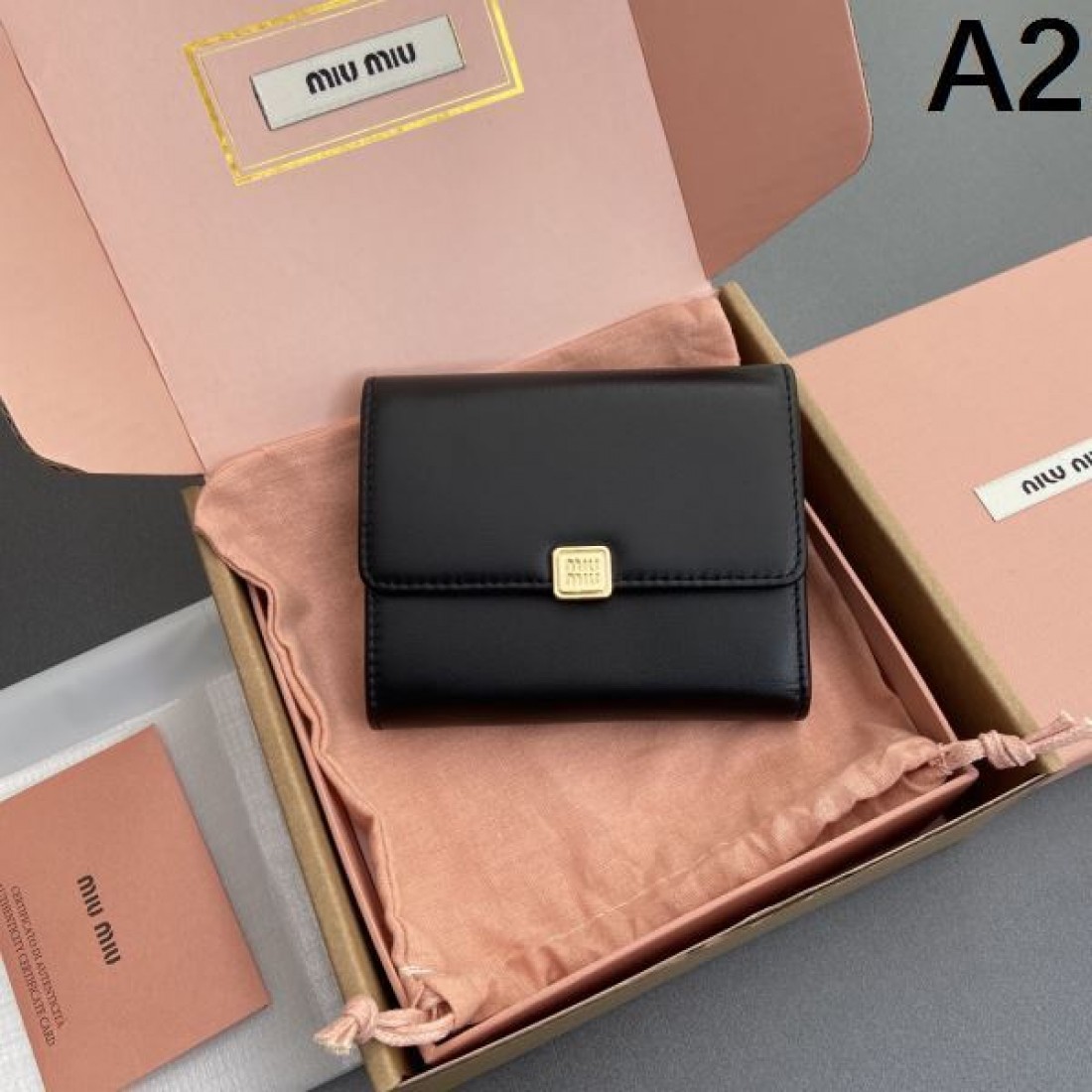 可愛らしくコンパクトな MIU MIU ミュウミュウ コピー 三つ折り財布 