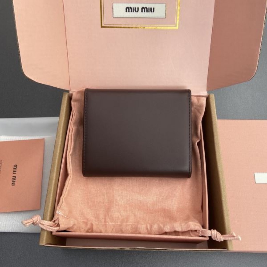 可愛らしくコンパクトな MIU MIU ミュウミュウ コピー 三つ折り財布 