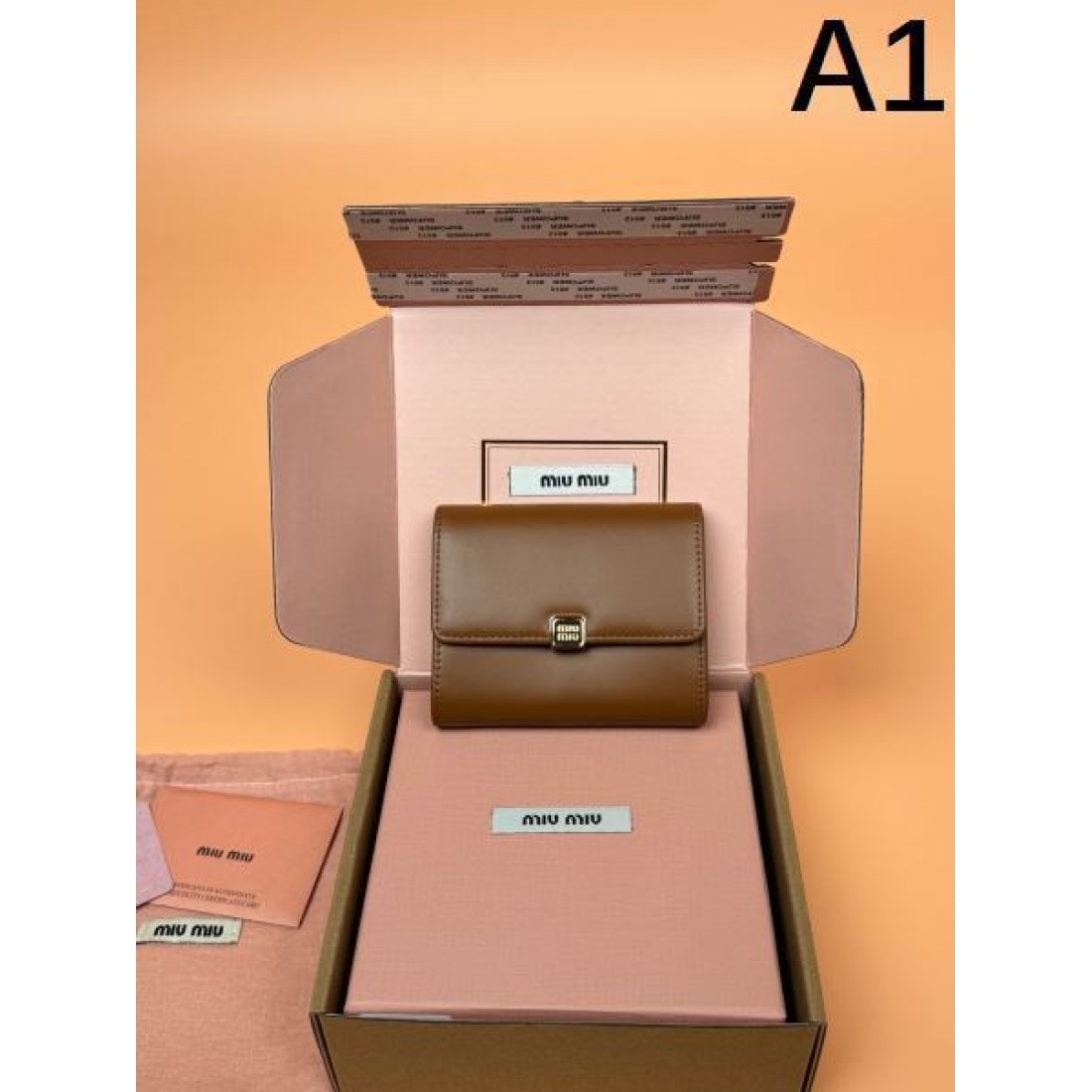 フェミニンでエレガントな 三つ折り財布 MIU MIU ミュウミュウ コピー
