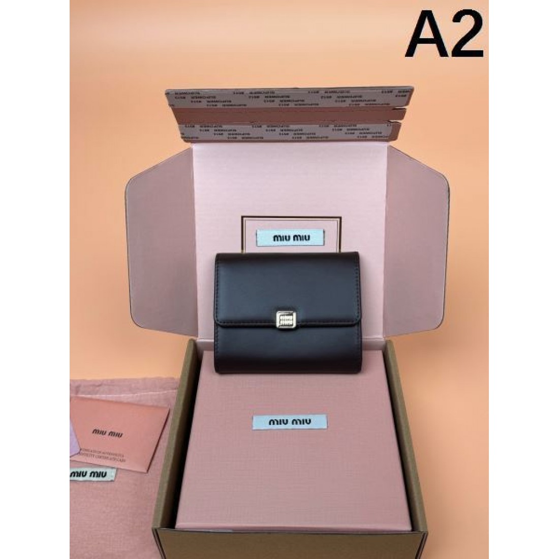 フェミニンでエレガントな 三つ折り財布 MIU MIU ミュウミュウ コピー